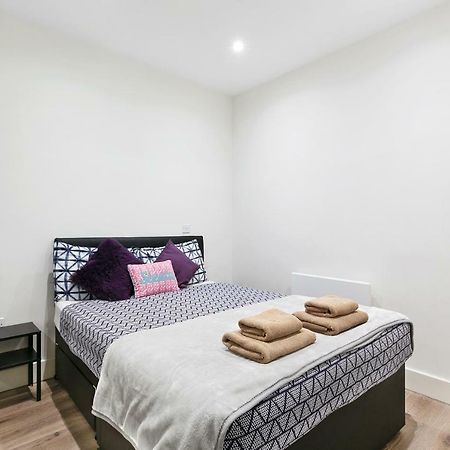 Mondial Apartments At Heathrow Хармондсворт Экстерьер фото
