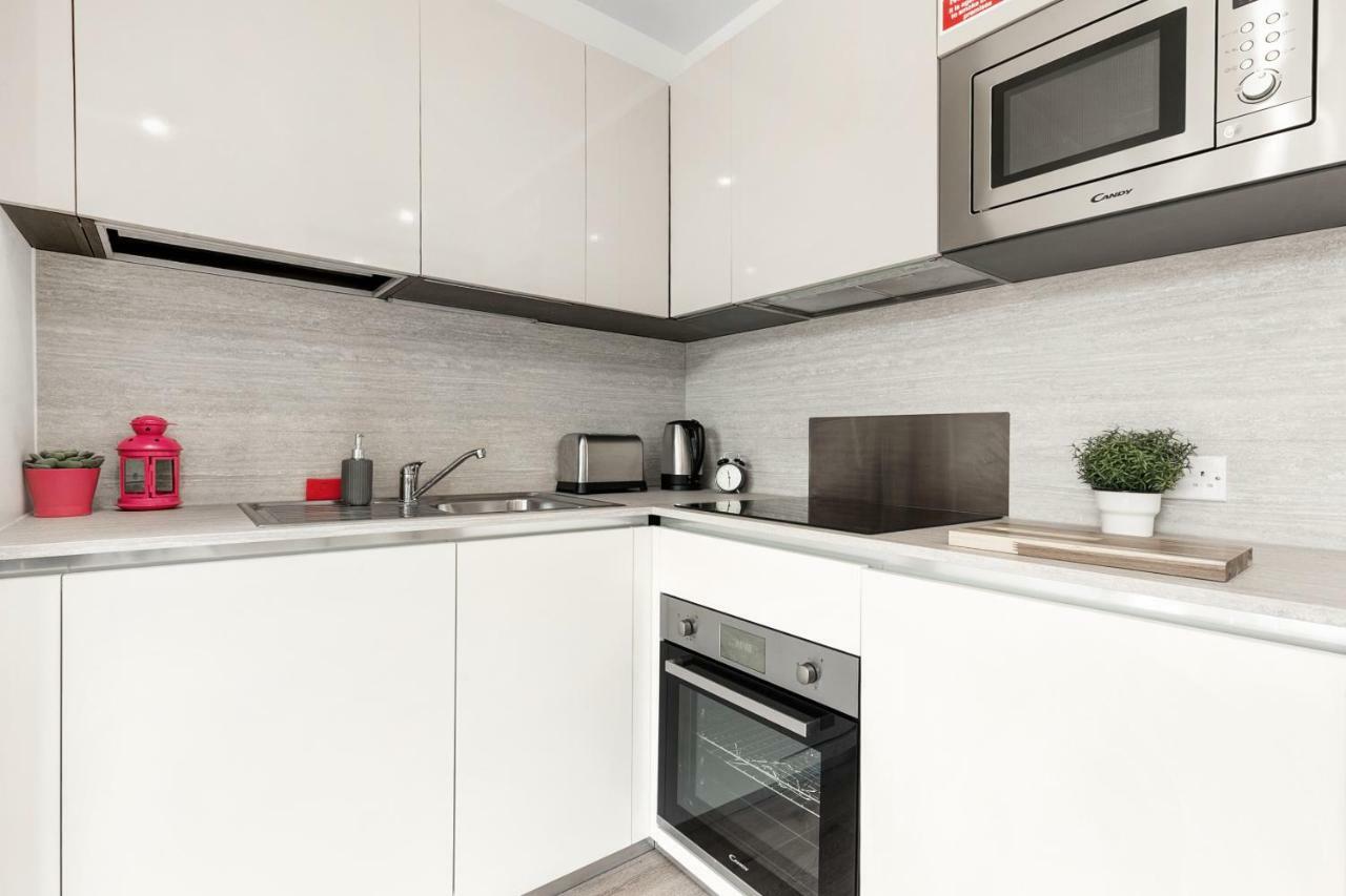 Mondial Apartments At Heathrow Хармондсворт Экстерьер фото