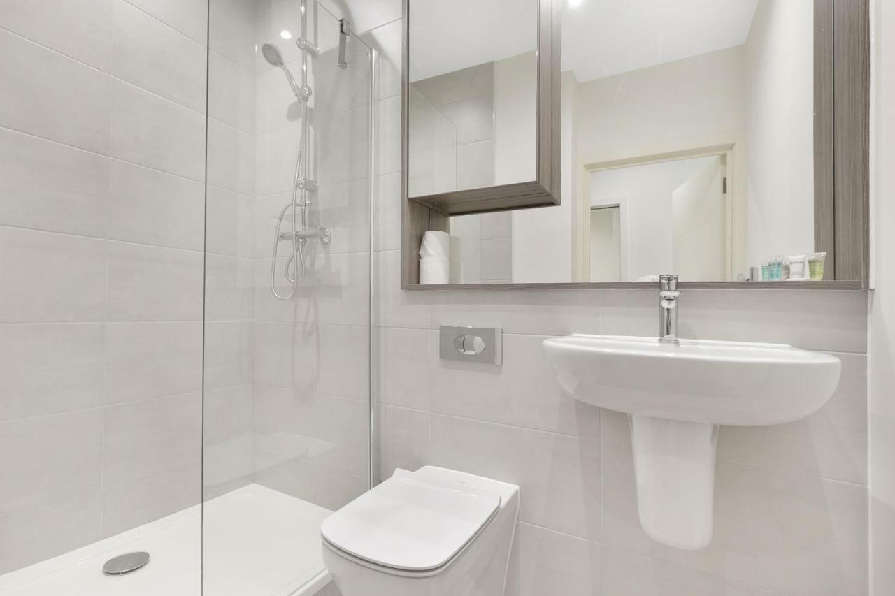 Mondial Apartments At Heathrow Хармондсворт Экстерьер фото