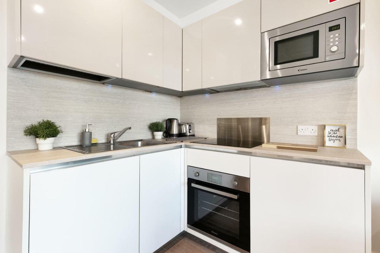 Mondial Apartments At Heathrow Хармондсворт Экстерьер фото