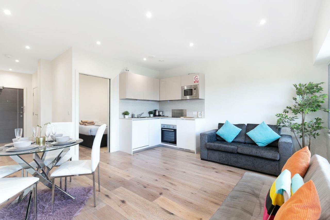 Mondial Apartments At Heathrow Хармондсворт Экстерьер фото