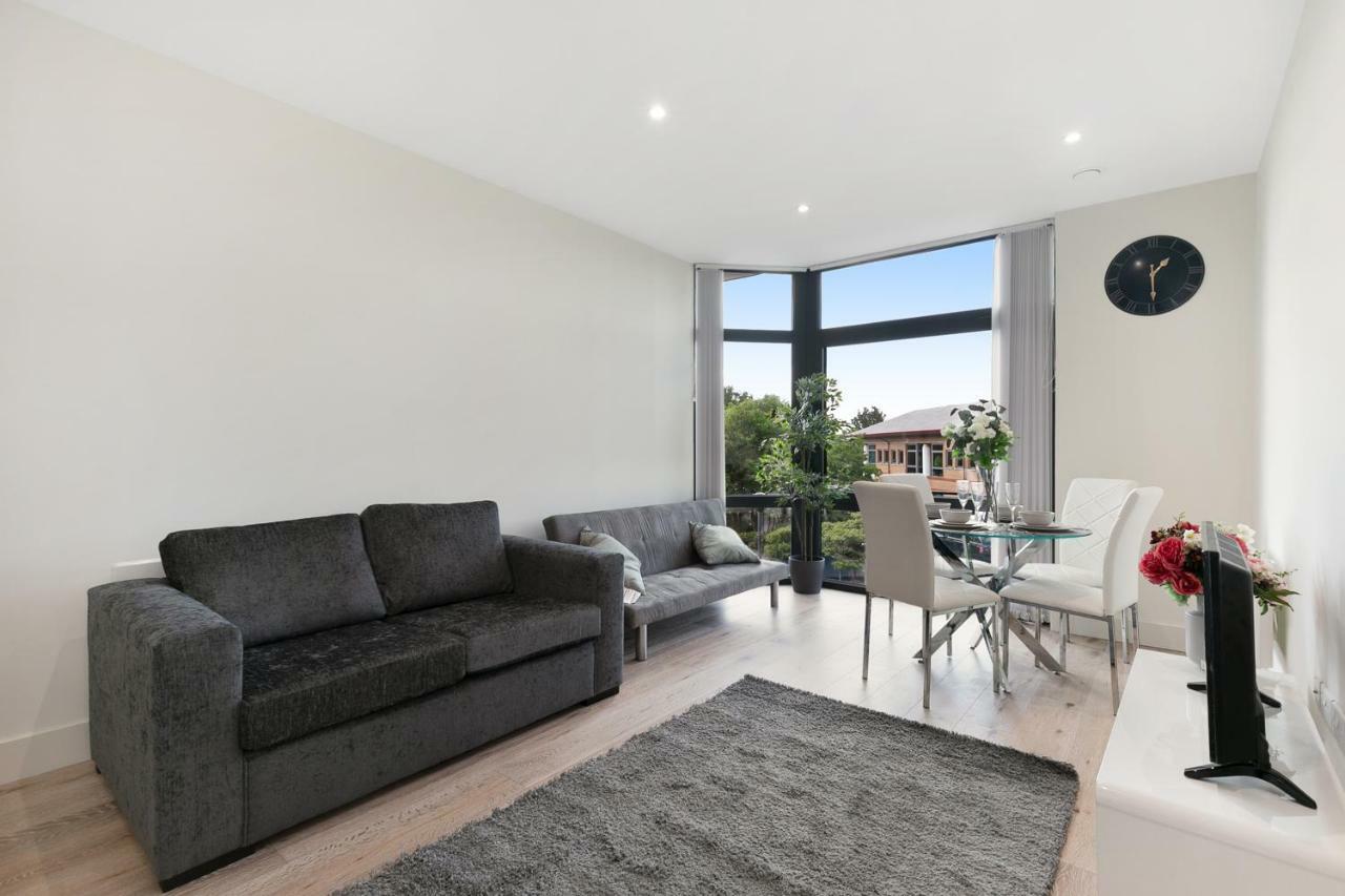 Mondial Apartments At Heathrow Хармондсворт Экстерьер фото