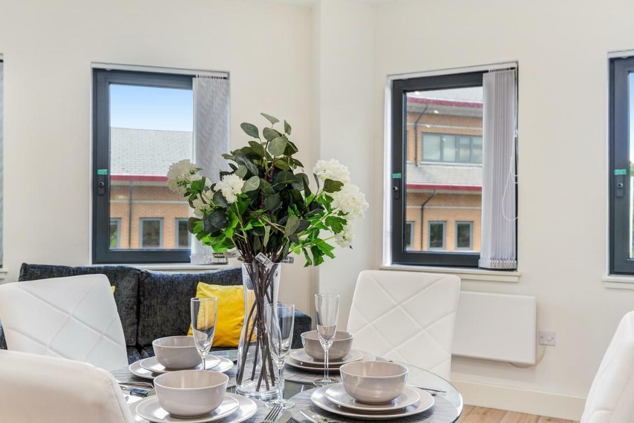 Mondial Apartments At Heathrow Хармондсворт Экстерьер фото