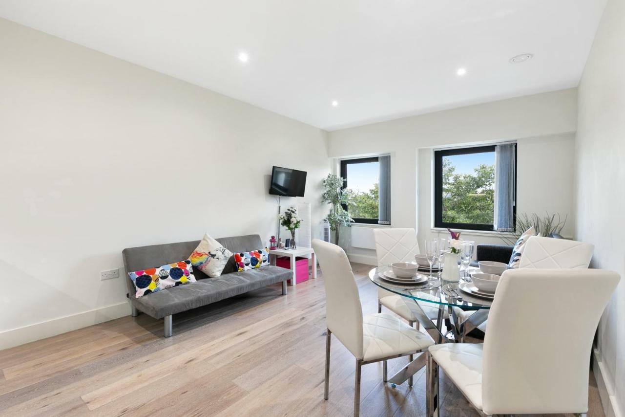 Mondial Apartments At Heathrow Хармондсворт Экстерьер фото
